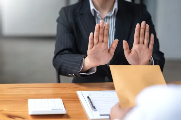 seorang profesional yang dengan sopan menolak tugas tambahan di kantor, menunjukkan pentingnya menetapkan batasan untuk menjaga keseimbangan kerja