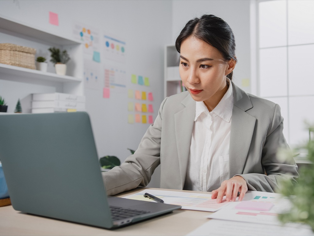 seseorang yang tampak fokus bekerja, menggambarkan cara menetapkan batasan yang sehat di kantor untuk menghindari kelelahan dan meningkatkan produktivitas